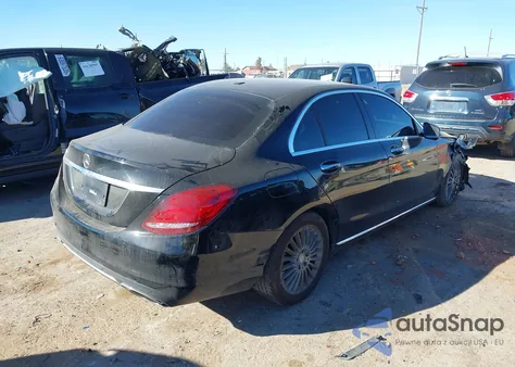 2015 Mercedes-Benz C 300 Luxury z USA, uszkodzony, nr VIN 55SWF4JB5FU061126